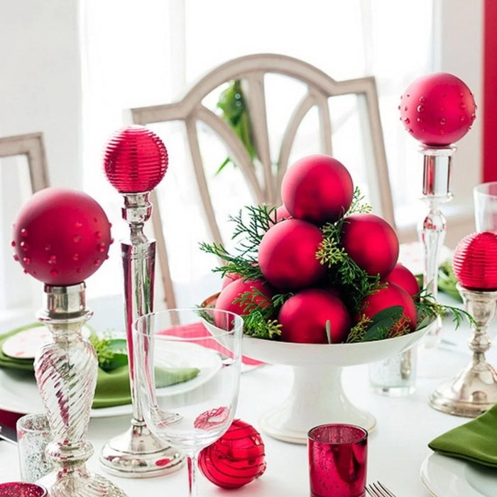 Black red and white table decor