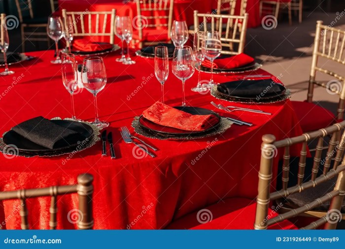 Black red and white table decor