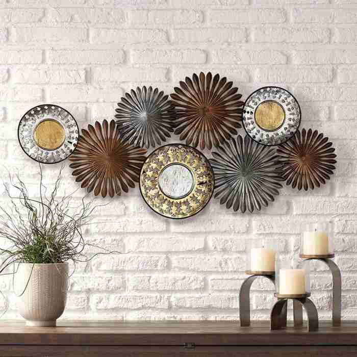 Hanging metal wall decor