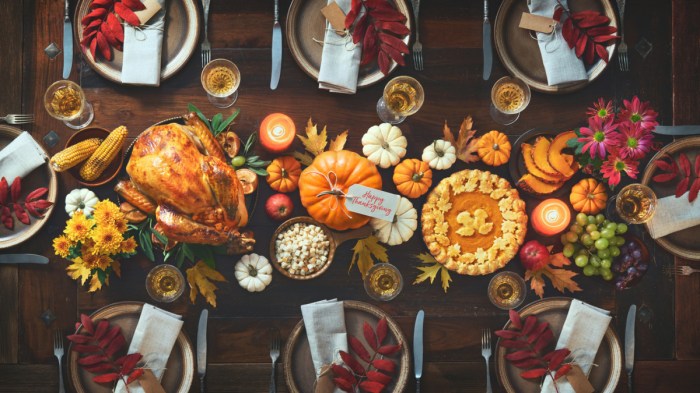 Thanksgiving dining table decor